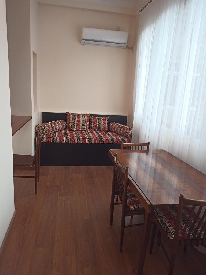 Spacious One Bedroom Apartment In The City Centre เยเรวาน ภายนอก รูปภาพ